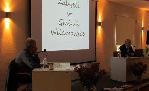 Burmistrz Marian Trela omawia program renowacji kapliczek  w Gminie-Wilamowice