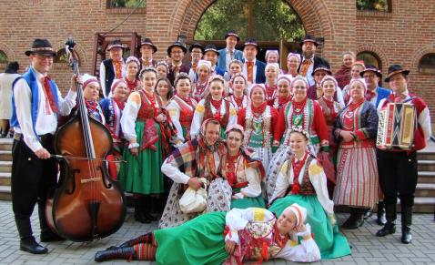 Zespół przed kościołem św. Michała Archanioła